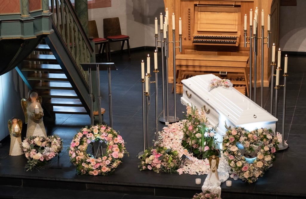 Der Sarg von Luise steht in der evangelischen Kirche in Freudenberg, in der der Trauergottesdienst stattfindet.