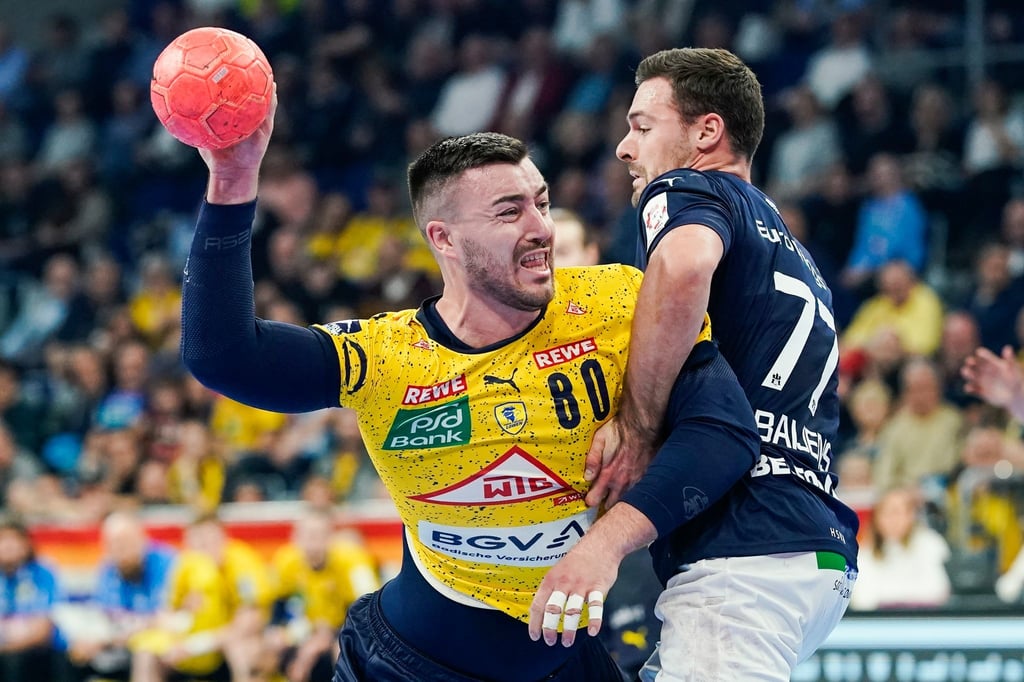 Löwen-Kreisläufer Jannik Kohlbacher (l) im Zweikampf mit dem Hamburger Dani Baijens.