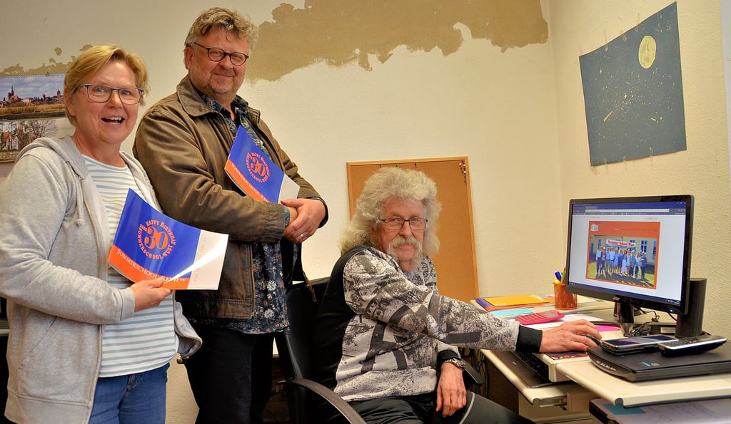 Vereinsvorsitzende Ina Leutloff und ihr Stellvertreter Gerhard Faller-Walzer präsentieren die neuen Sommerschulbroschüren, die „Wuster Notizen“. Hartwin Ebel nahm im Büro schon die ersten Anmeldungen entgegen.