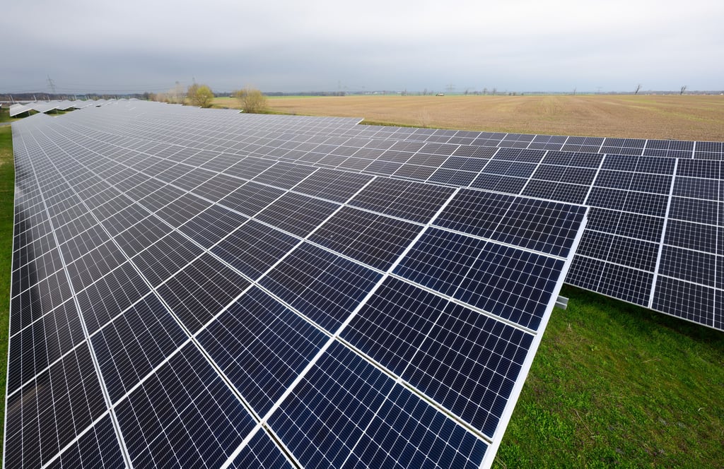 Photovoltaik-Anlagen wie diese könnten bald auf einer großen Fläche im Süden von Zschornewitz entstehen.