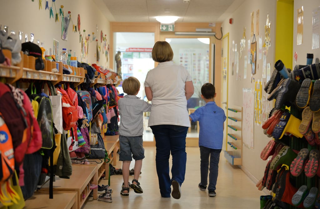 Wie Mitarbeiterinnen und Mitarbeiter der Kindertagesstätten mit Kindern umgehen sollen, kann dem Kinderschutzkonzept entnommen werden.