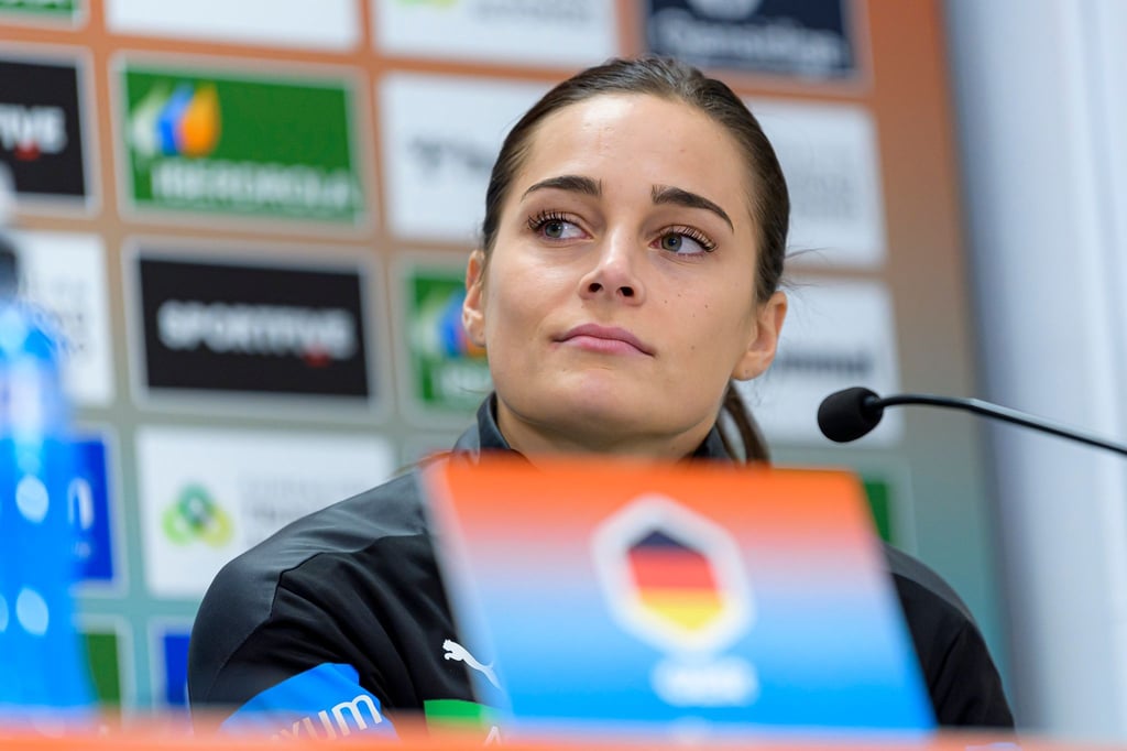 Torhüterin Dinah Eckerle bei einer Pressekonferenz.