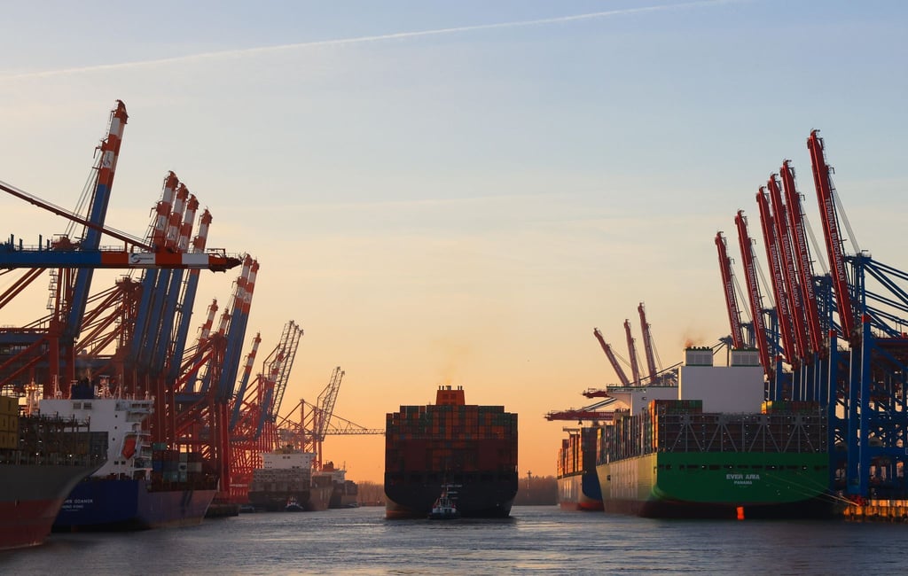Das Containerschiff Al Jmeliyah der Reederei Hapag-Lloyd verlässt den Hamburger Hafen.