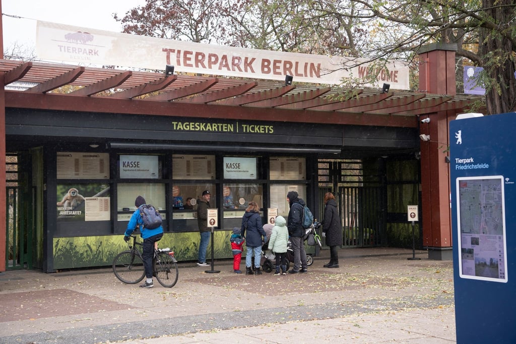 Besucher stehen an den Kassen des Tierparks.