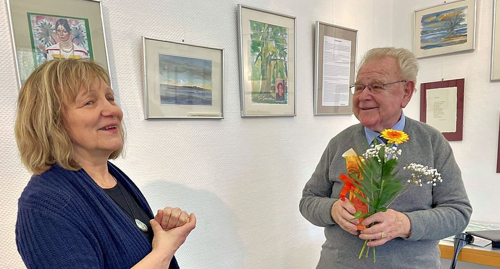Bibliotheksmitarbeiterin Cornelia Draeger bedankt sich bei Klaus-Joachim Kuhs für die Zusammenstellung von Bildern und Gedichten.