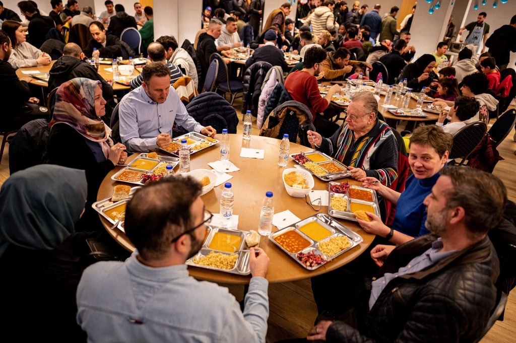 Mitglieder der Gemeinde treffen sich nach dem Beginn des Fastenmonats Ramadan am Mittwochabend .