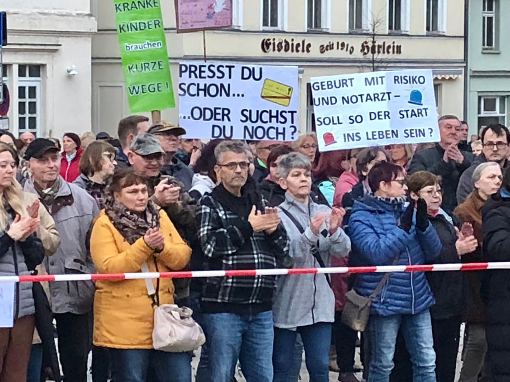 Rund 1.000 Zeitzer protestierten am Montag auf dem Altmarkt gegen die geplante Schließung von Geburtshilfe und Kinderstation im Zeitzer SRH-Klinikum. Es fehlen Kinderärzte.