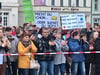 Rund 1.000 Zeitzer protestierten am Montag auf dem Altmarkt gegen die geplante Schließung von Geburtshilfe und Kinderstation im Zeitzer SRH-Klinikum.  Es fehlen Kinderärzte.