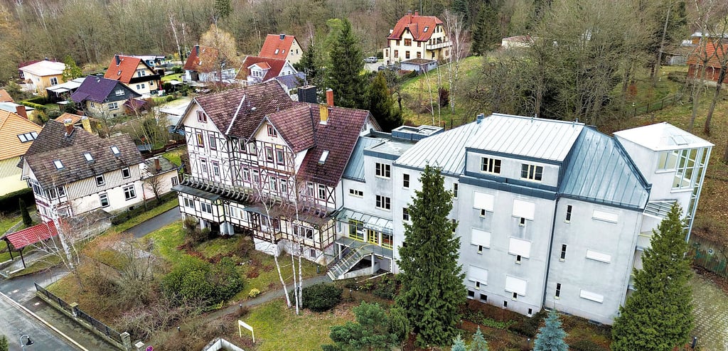 Die ehemalige Kinderklinik in der Steinbergstraße in Wernigerode besteht aus zwei Gebäuden − einem Fachwerk-Altbau  und dem neueren Anbau aus Beton. Jetzt könnte aus den leerstehenden Gebäuden eine  Flüchtlingsunterkunft werden.