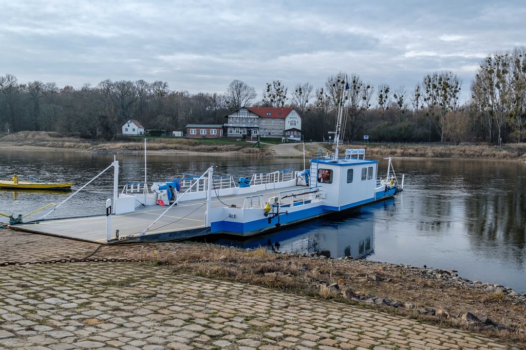 Die Elbfähre in Coswig ist ab jetzt wieder täglich im Einsatz.