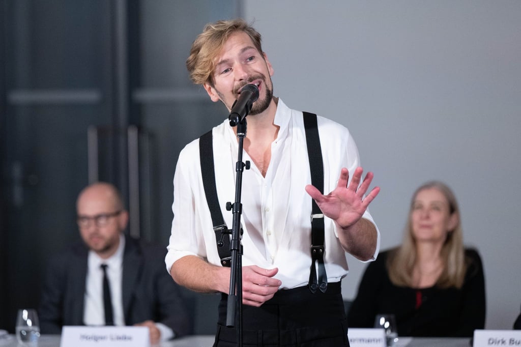 Felix Räuber, Musiker, singt.