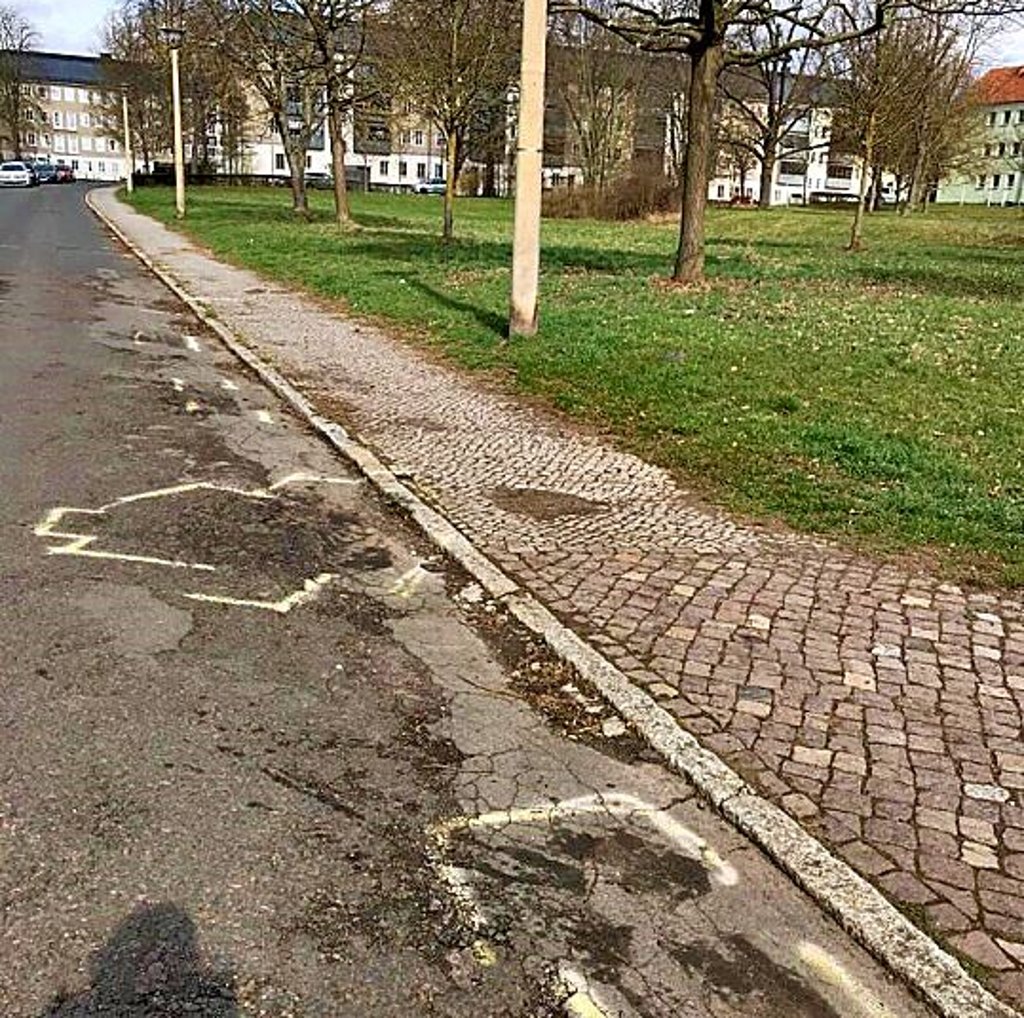 An dieser Stelle hat das Entsorgungsfahrzeug die Seniorin erfasst.