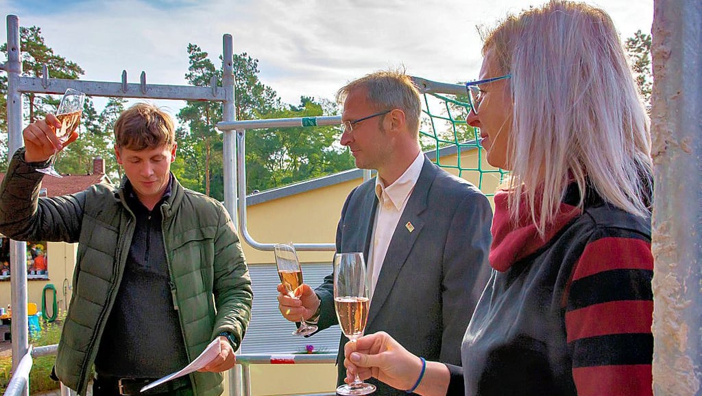 Andreas Gereke von der Firma Gereke Bau (links), Andy Martius vom DRK und Kita-Leiterin Rebecca Birkner beim Richtfest.