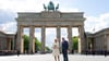 Der damalige Prinz Charles von Großbritannien und Eherau Camilla stehen vor dem Brandenburger Tor.