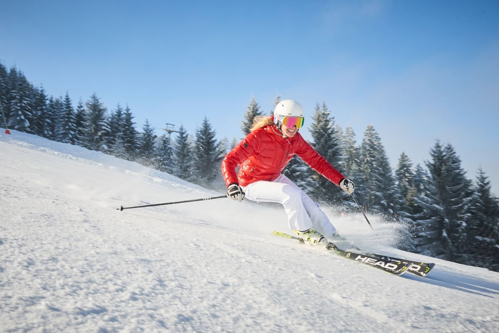 Zum Themendienst-BerichtViele Ski-Touristen mögen im Frühjahr den Mix aus weißen Pisten und strahlender Sonne. Dieses Jahr sollten Sie sich vorher informieren, wo genügend Schnee liegt.
