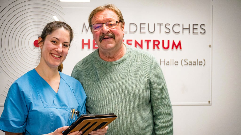 Für Patient Hans-Jürgen Wagner ist Herzinsuffizienz-Pflegeexpertin Stavroula Lili-Kokkori die direkte Ansprechpartnerin im Uniklinikum.