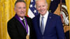 US-Präsident Joe Biden überreicht dem Musiker Bruce Springsteen die National Medal of the Arts.