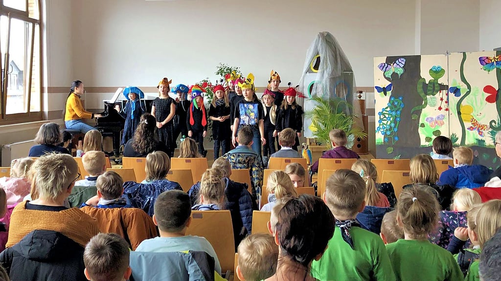 Konzert von Kindern für Kinder: Die Musikschule zeigt die Geschichte vom kleinen Kerl.