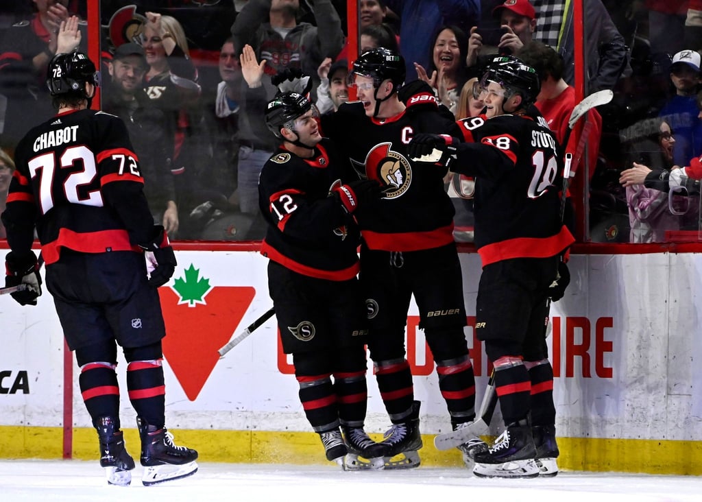 Tim Stützle (r, 18) legte im Schlussdrittel zur 6:2-Führung der Ottawa Senators gegen die Tampa Bay Lightning auf.