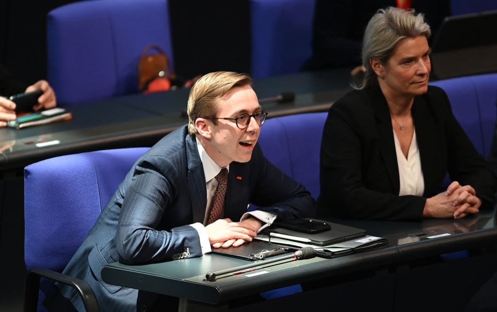 Philipp Amthor (CDU, l), Greifswalder Bundestagsabgeordneter, spricht.