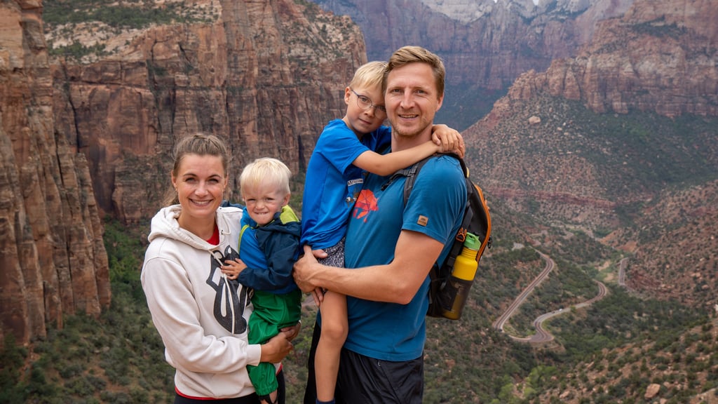 Familienfoto am Abgrund: Marco Hartmann mit seiner Frau Jule und seinen Söhnen Carlie (Mitte rechts) und Mats (Mitte links) im Zion Nationalpark (USA).