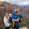 Familienfoto am Abgrund: Marco Hartmann mit seiner Frau Jule und seinen Söhnen Carlie (Mitte rechts) und Mats (Mitte links) im Zion Nationalpark (USA). 