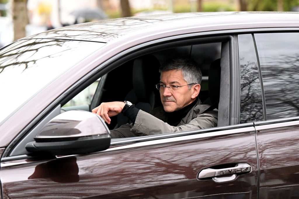 Der Präsident des FC Bayern München, Herbert Hainer, fährt am Vereinsgelände an der Säbener Straße vor.