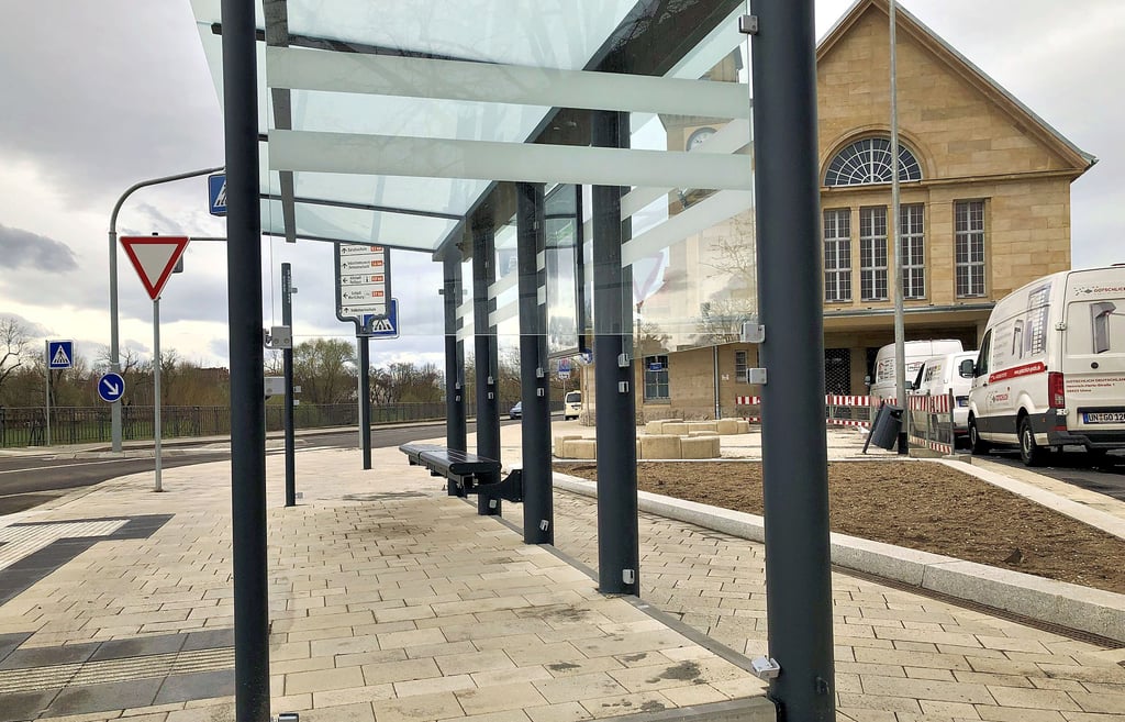 Auf dem Bahnhofsvorplatz in Zeitz wurden sieben Scheiben der Haltestelle für den Fernbusverkehr zerstört beziehungsweise gestohlen.