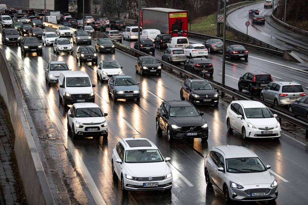 Fahrzeuge stauen sich auf einer Autobahn.