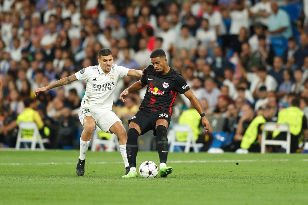 Dani Ceballos im Duell mit RB-Verteidiger Benjamin Henrichs (r.).