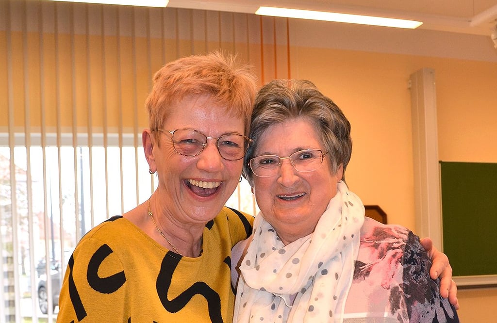 Marlies Haase gehörte zu den vielen Wegbegleitern, die die Leiterin der Zerbster Volkshochschule Martina Stück (l.) jetzt verabschiedeten.