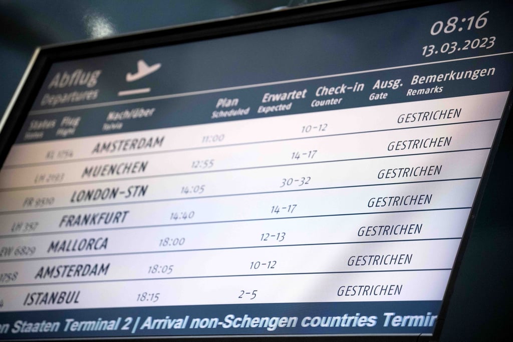 Die Anzeige mit gestrichenen Flügen am Flughafen Bremen.