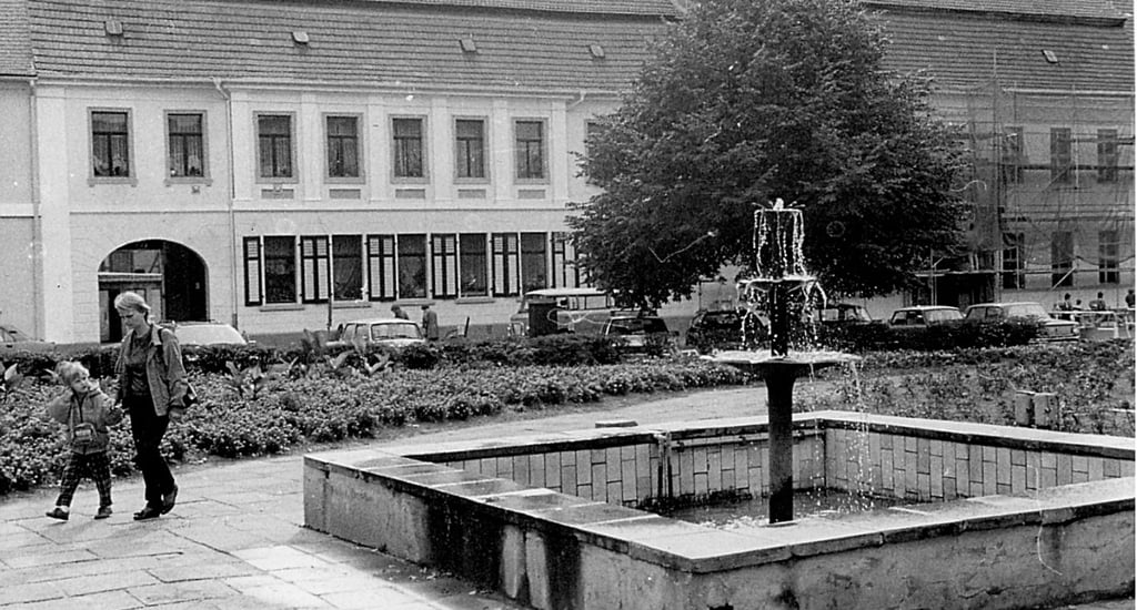 Einst war auf dem Rolandplatz, dem zentralen Platz in der Innenstadt von Burg, eine Brunnenanlage zu finden.