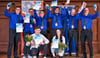 Die Gewinner der MZ-Sportlerumfrage 2022 sind Jessica Löschke vom Turn- und Sportverein Leuna, Emil Thiele vom SV Braunsbedra  (unten) und die Kegel-Herren vom SV Geiseltal Mücheln (blaue Hemden), die hier nach der Ehrung Freitagabend gemeinsam auf der Bühne des Ständehauses Merseburg stehen.