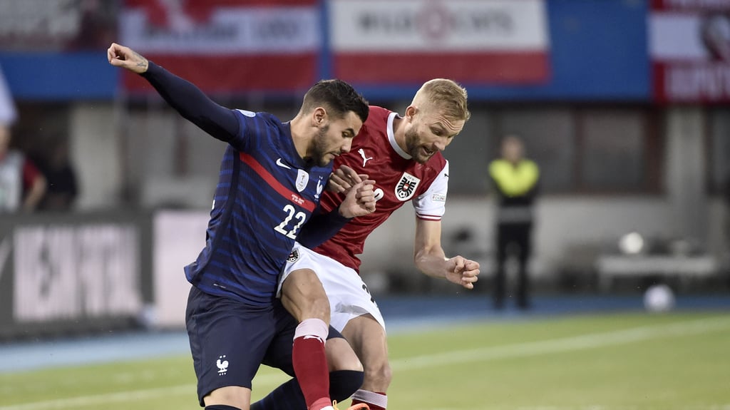 Konrad Laimer (r) aus Österreich gegen Theo Hernandez aus Frankreich.
