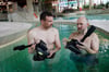 Schwimm-Weltmeister Paul Biedermann (l.) und Bernd Kaltenbach von der Firma Kabetec testen die Unterwasser-VR-Brillen im Maya mare. 