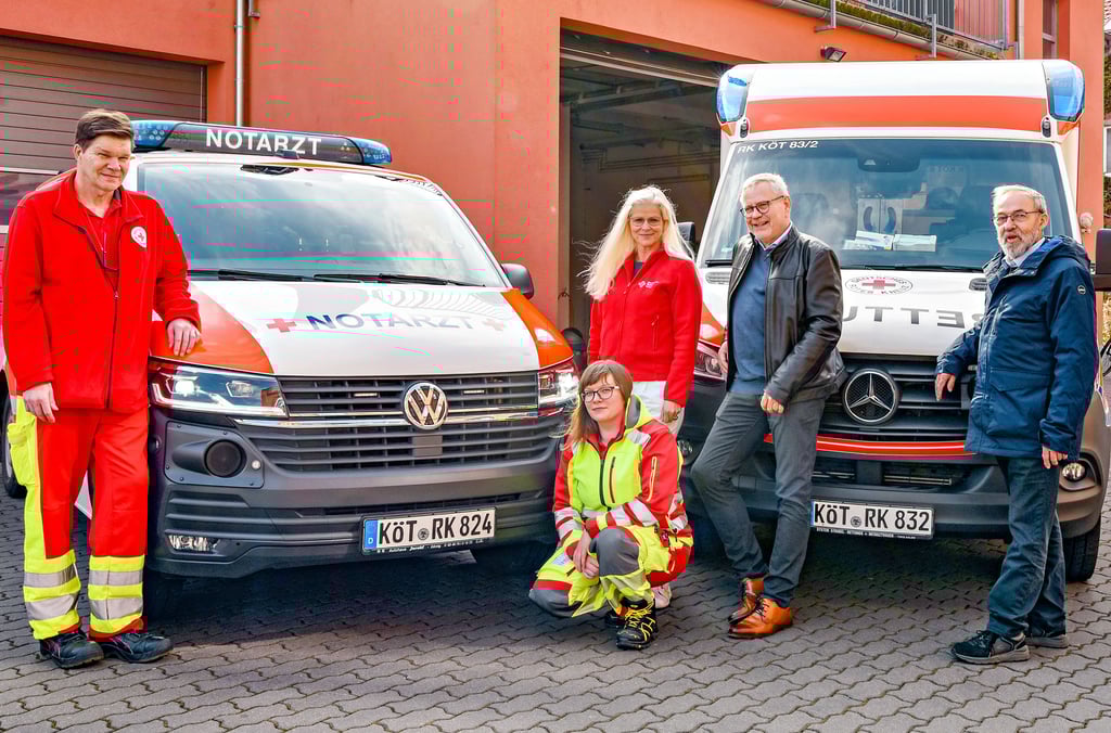 Bernhard Northoff, Oberbürgermeister Bernd Hauschild und Jeannette Wecke (stehend v. re.) kritisieren die Landkreisverwaltung.