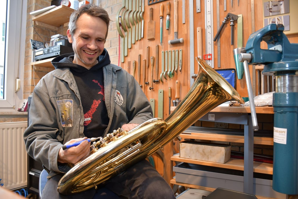 Der Magdeburger Alexander Schölkopf repariert, restauriert und baut Blechblasinstrumente aller Art.