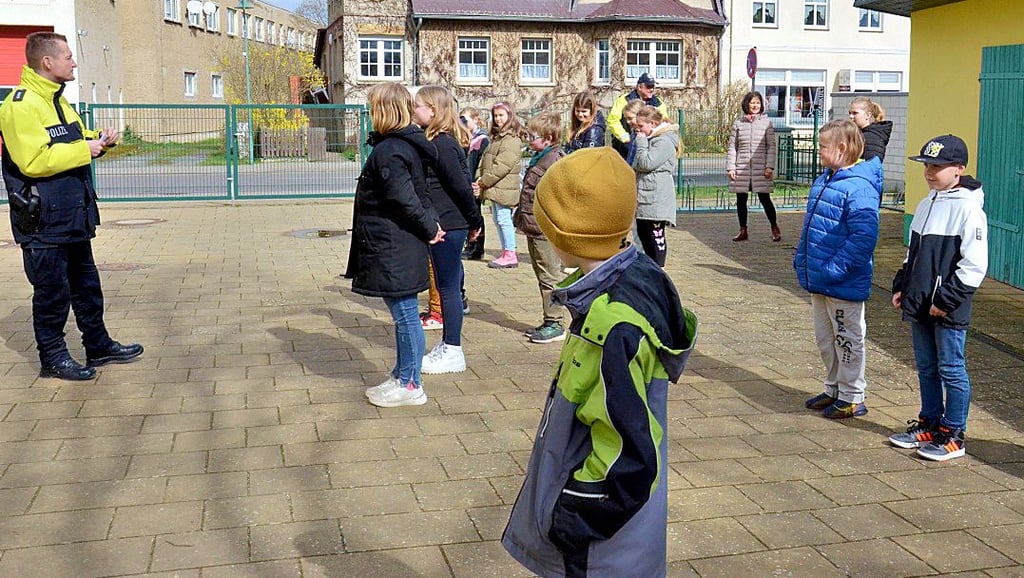 Mobbingprävention in der Grundschule Kalbe: Bei jedem Wort, das sie verletzt, gehen die Schüler einen Schritt nach vorn.