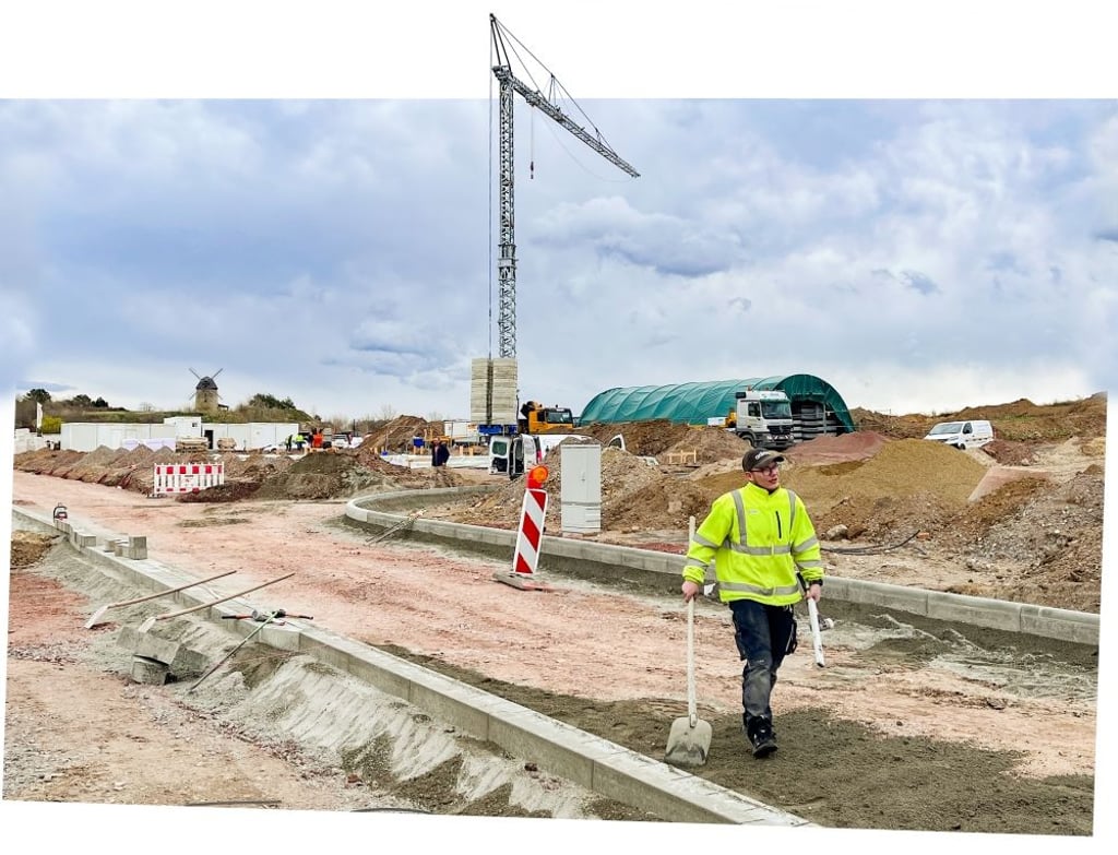 Nach den Erschließungsarbeiten beginnt im Baugebiet Mühlenweg in Warnstedt der Hausbau. Wo der Kran steht, wird das erste Fundament gegossen.