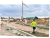 Nach den Erschließungsarbeiten beginnt im Baugebiet Mühlenweg in Warnstedt  der Hausbau. Wo der Kran steht, wird das erste Fundament  gegossen. 