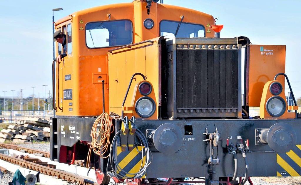 Die Diesellok vom Typ 22, Baujahr 1964, hat einen neuen Motor eingebaut bekommen. Nun gibt es eine erste Probefahrt. Kin