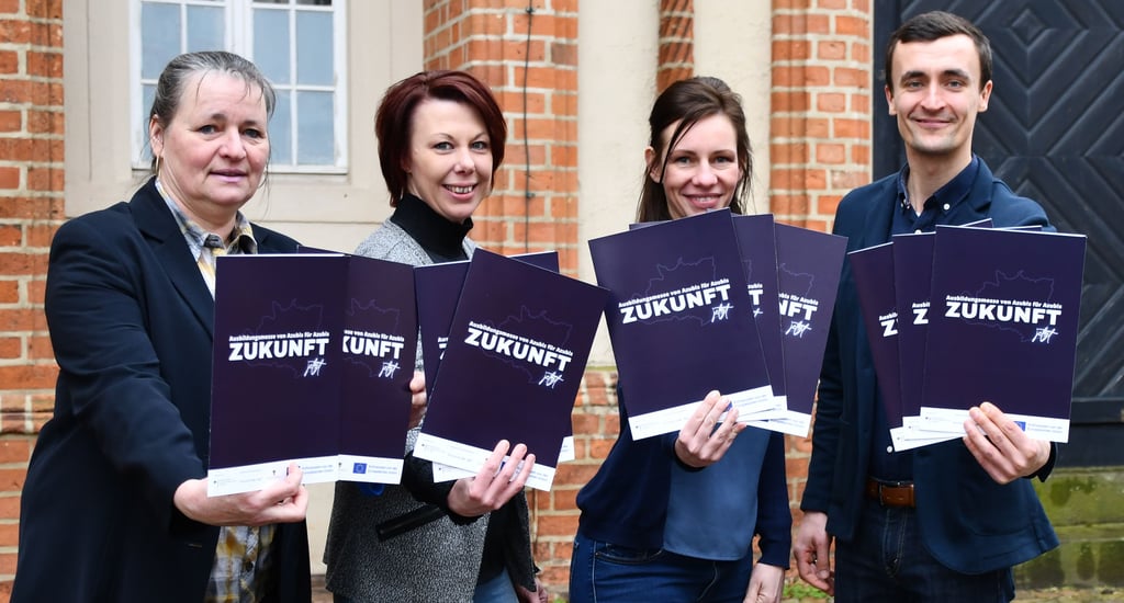 Erste Ausbildungsmesse in Gardelegen in Speeddating-Form. Zu den Organisatoren gehören Kerstin Schulze von der NTN-Antriebstechnik (von links), Monique Grothe vom JFZ, Julia Schlüsselburg, Wirtschaftsförderung in der Stadtverwaltung, und Stefan Prax, Geschäftsführer der Kreishandwerkerschaft Altmark.