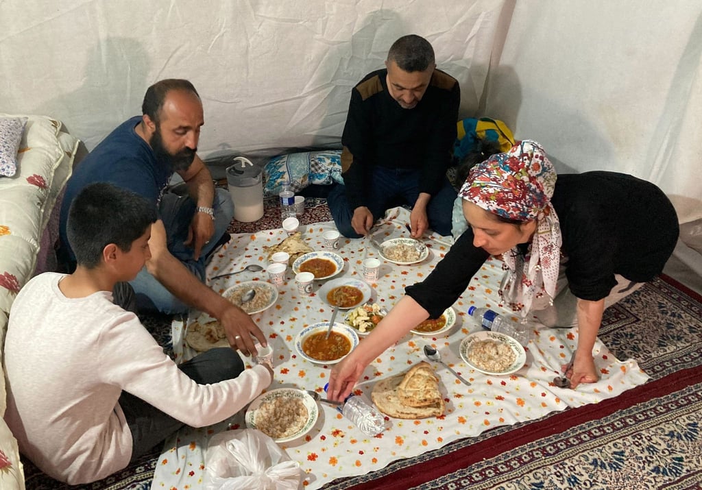 Familie Kaplan begeht das erste Fastenbrechen in ihrem Zelt in Adiyaman.