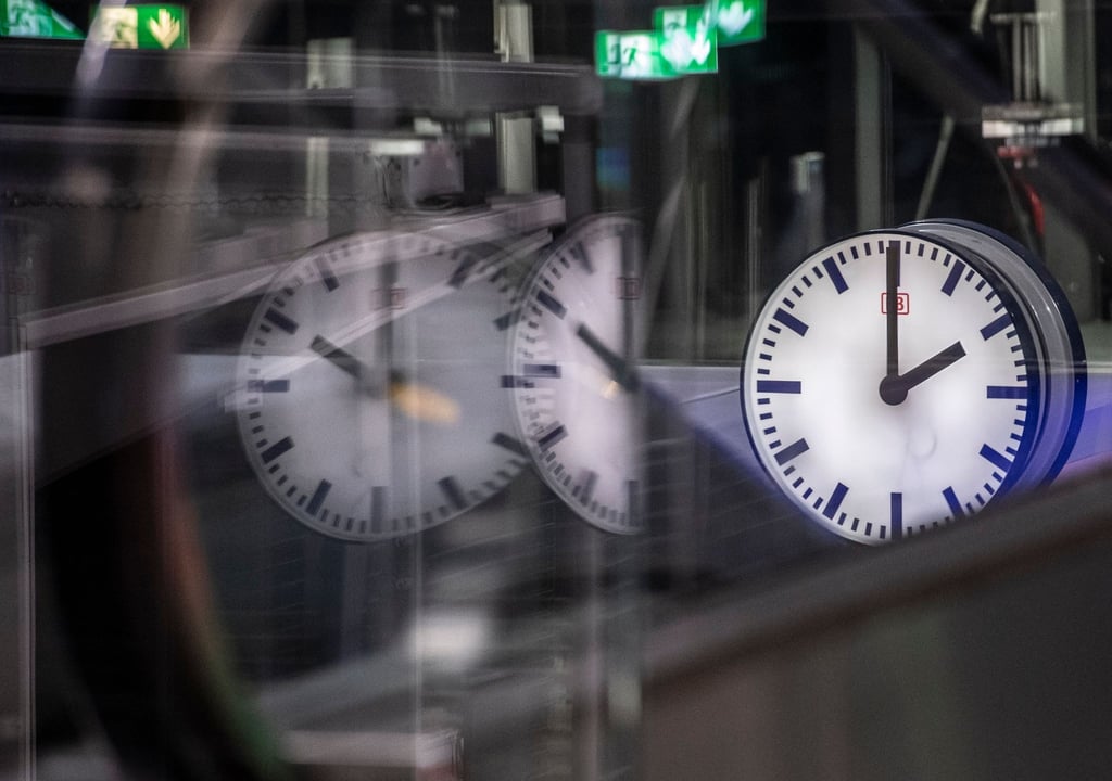 Eine Uhr auf einem Gleis im Berliner Hauptbahnhof: Gibt es immer weniger Zeigeruhren? Und: Können junge Leute die überhaupt noch lesen?