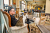 Filialleiterin Yvonne Böhmert mit Pedro und Odin im „Katzentempel“. Aufgrund der großen Nachfrage gibt es nun schon zwei Katzencafés in Leipzig.
