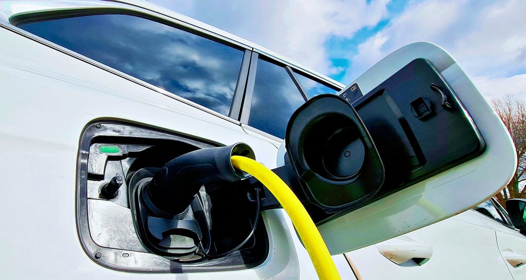 Immer mehr E-Autos fahren auf Wernigerodes Straßen. Doch in Sachen Ladesäulen gibt es Probleme.