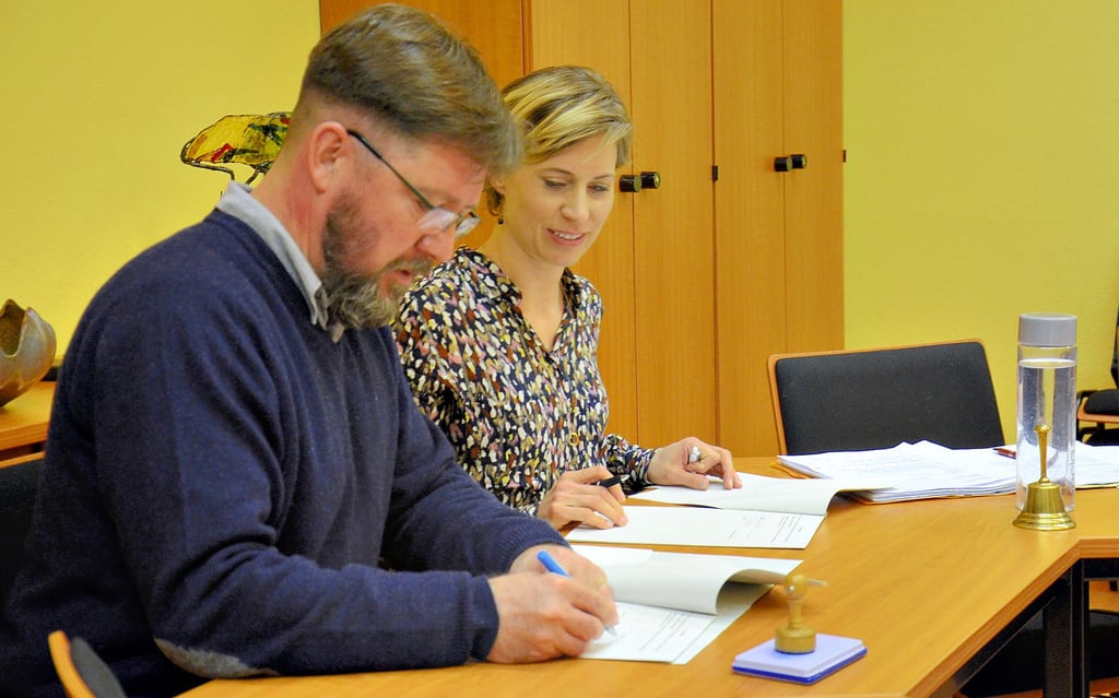 Katrin Bender von WPD und Bürgermeister Karsten Ruth unterschreiben einen Vertrag, der anteilige Zahlungen an die Kommune für den Stromertrag bei Bestandswindrädern sichert.
