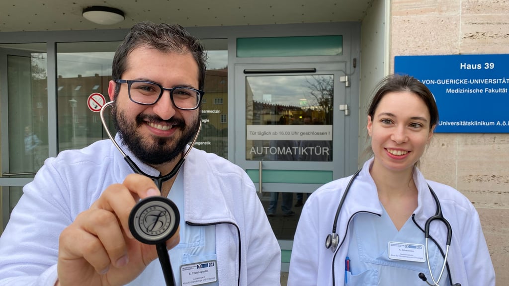 Die jungen Ärzte Emmanouil Charakopoulos (links) und Amaryllis Athanasiou haben ihre Heimat Griechenland verlassen, um ihre Facharzt-Ausbildung in Deutschland zu absolvieren.