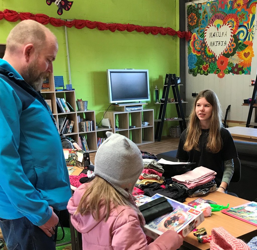 Auch Celine Liebold (rechts) hatte aussortiert und freute sich beim ersten Flohmarkt in der Gardelegener Freizeitoase über das Interesse der Besucher.